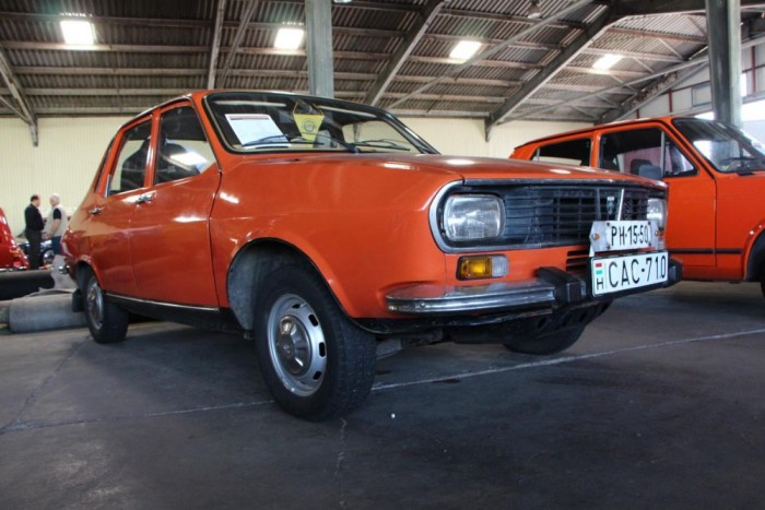 Együtt buliztak a legszebb magyar szociautók 13 Dacia 1300 - Az autó 2005-ben került jelenlegi tulajdonosához, a bontótól mentette meg. Restaurálásra nem került, csak a szükséges javítások lettek levégezve, az üléseken gyári a kárpit, a csomagtartóban szintén eredeti Victoria pótkerék található.