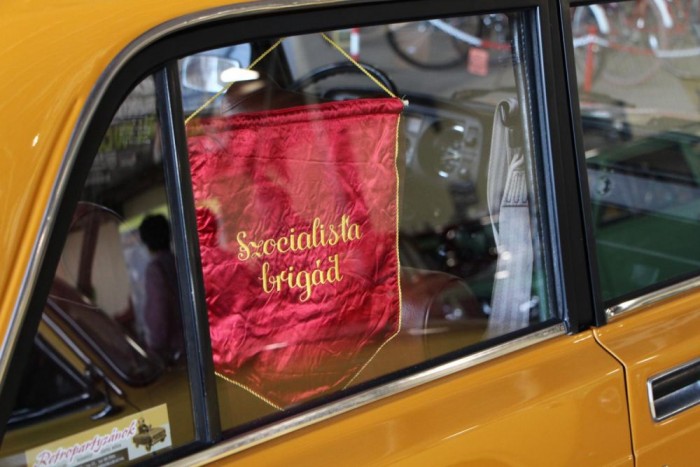 Korhű zászló egy szépen felújított Lada 2105 ablakában