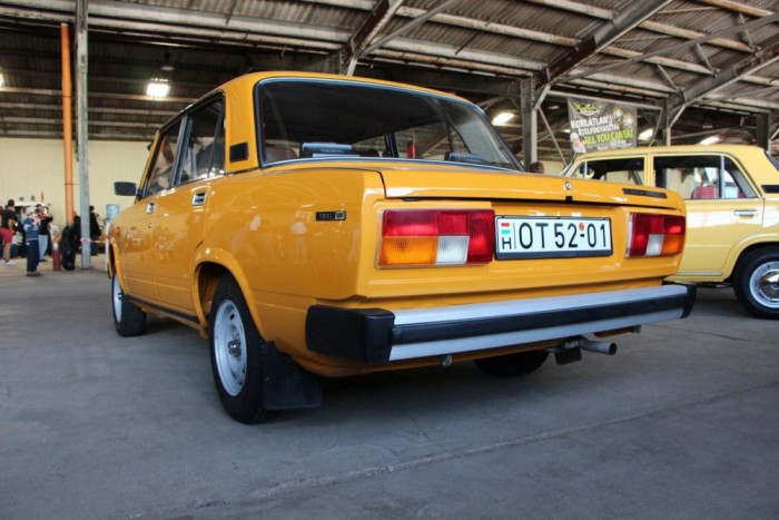 Együtt buliztak a legszebb magyar szociautók 15 Lada 1300S - Az autó karácsonyi ajándékként került jelenlegi gazdájához 2012-ben. Aprólékos felújításon esett át, két sárvédő cserélve, homlokfallal együtt, majd alapos takarítás után teljes, igényes fényezést kapott. Nagyon sok '82-es részlet van rajta, ami már a '83-as évjáratok után nem volt jellemző.