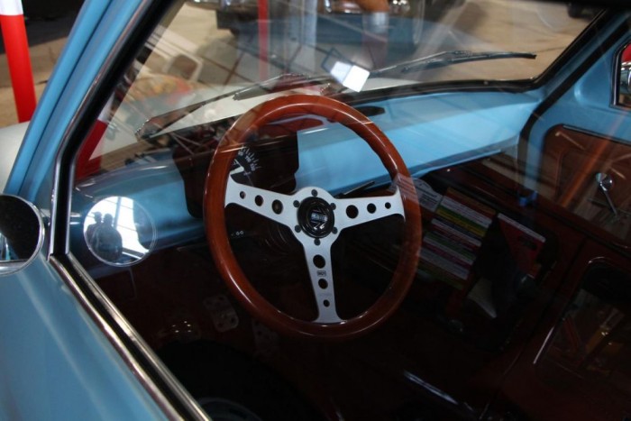 Fakormány, és gyári barna belső, valamint az ötsebességes váltó jelent érdekességet belül