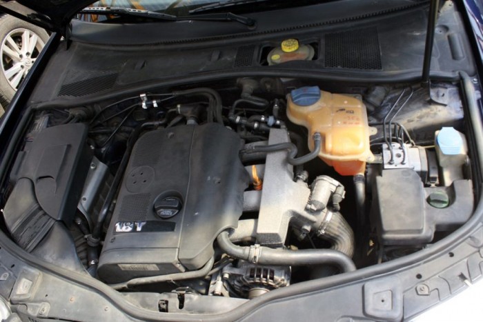 Elődjében és utódjában keresztben, ebben az Audi A4-re épülő generációban hosszában áll a motor