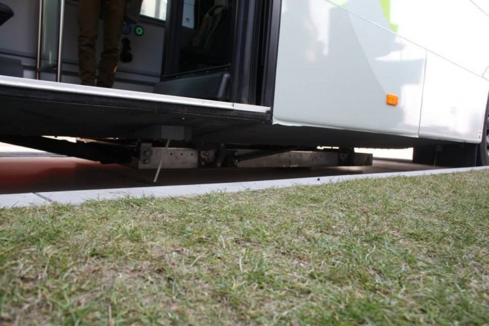 A buszok alján lévő felvevő készülék szinte láthatatlan