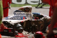 1994, Imola, Senna összetört Williamse Fotó: Europress