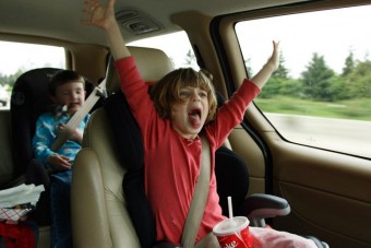 Nem fér el a gyerek? Ültesd a fejtámlára!