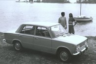 Előredőlő orr nélkül a dupla kereklámpa nem néz ki ennyire jól, még a FIAT 124 Specialon sem