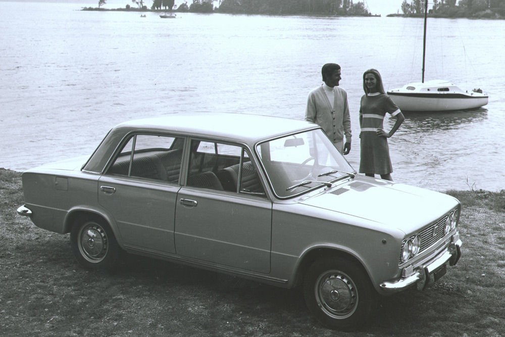 Előredőlő orr nélkül a dupla kereklámpa nem néz ki ennyire jól, még a FIAT 124 Specialon sem