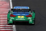 380 lóerősek az idei WTCC autók 1,6 literes turbómotorral és a WRC-raliautókban használtnál nagyobb átmérőjű szűkítővel. A DTM-ben V8-as, négyezres motorokkal mennek, az 500 lóerős versenygépek hangja csontig hatol. A június elsejei futamra nem árt füldugóval érkezni a Hungaroringre, mint a Forma-1-re, amikor még volt hangja