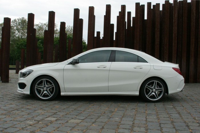 Éjjel-nappal dübörög a kecskeméti Mercedes 6 | Vezess 170 centiméterig el lehet férni hátul – amennyiben elöl sem ül 170 centinél magasabb ember. Ha igen, akkor az ő méretével arányosan szűkül a hátsó helykínálat