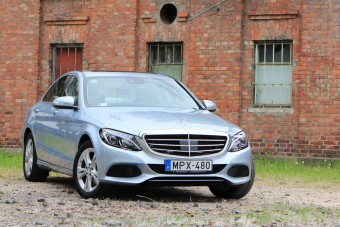 Luxusautó 156 lóerővel