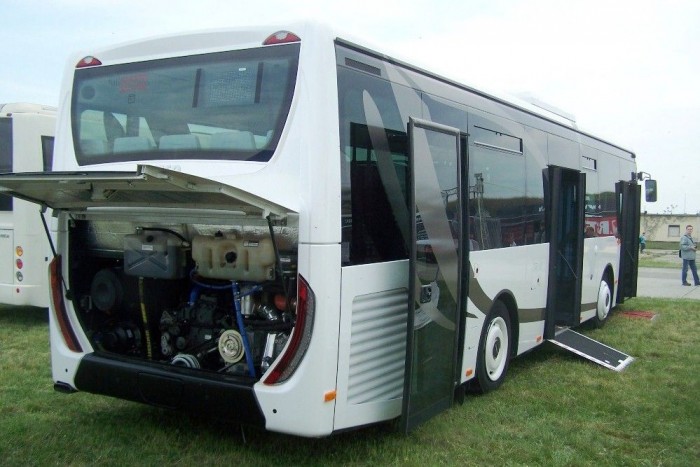 Borul a papírforma Tökölön? 2 Az Iveco Bus nem bízta a véletlenre, olyan típust hozott Tökölre, amely mind elővárosi, mind pedig városi használatra alkalmas lehet. Az Crossway 2-3 részben alacsonypadlós változata ezen a rendezvényen tartotta magyarországi premierjét