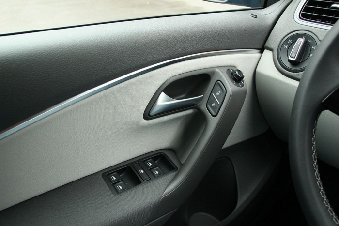 A tükörállító gombok használatát nem könnyíti meg, hogy 90 fokkal elforgatták őket