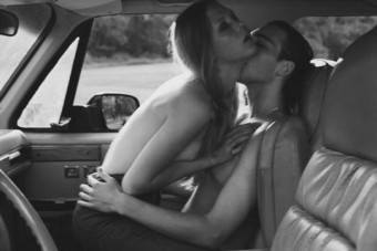 Autójában vette el diákja szüzességét a tanár