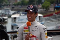 Ricciardo szinte állandóan mosolyog. Van miért örülnie, 2014-ben veri 4-szeres bajnok csapattársát