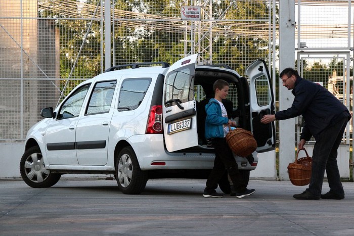 A te autód is túlélne négy gyereket? 6 | Vezess Hét üléssel már csekély befogadóképességű a csomagtartó, de a szabvány kosár még épp befér