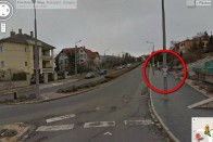 Nem régóta került a STOP-tábla a macisajt helyére: a Google StreetView-n még a pár hónappal ezelőtti állapot van fenn. Nem is büntetni kellett volna itt, mint inkább felhívni az autósok figyelmét a változásra