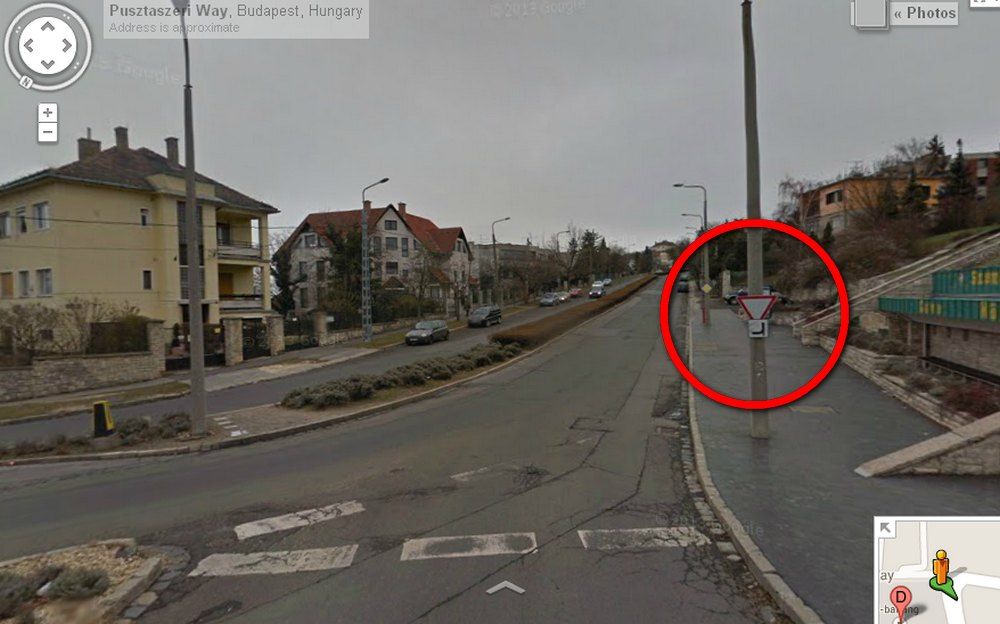 Nem régóta került a STOP-tábla a macisajt helyére: a Google StreetView-n még a pár hónappal ezelőtti állapot van fenn. Nem is büntetni kellett volna itt, mint inkább felhívni az autósok figyelmét a változásra