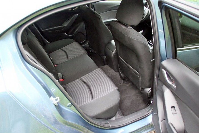 Térdben van hely, csak a fej ér bele a palfonba