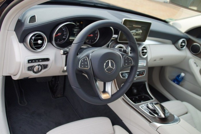 A tökéletes benzines Mercedes C 2 Világos kárpit, bőr és hangsúlyosan valódi, matt fabetét - ebben a konfigurációban nagyon átjön, milyen magas szintű luxust vitt a kategóriába a Merci az új C-vel