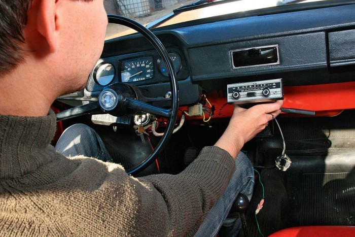 Az idegháború veteránja 5 Hamarosan korhű, mono Videoton rádióból próbálja túlüvölteni a motort a Játék és muzsika tíz percben