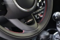 Nemcsak motoralkatrészeket, de kiegészítőket is lehet választani a John Cooper Works kínálatból