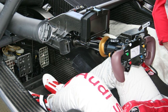 Szénszálás knight rideres kormány, érdekes színű markolattal 