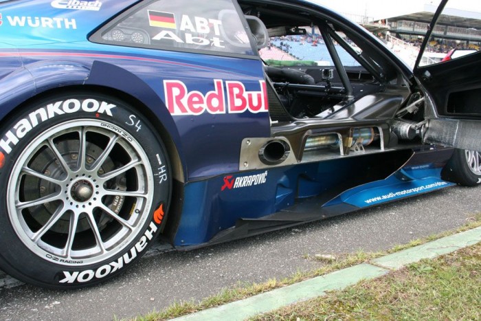 A kipufogó közvetlenül a küszöb alatt fut, és az ajtó mögött puffog a természetbe. 