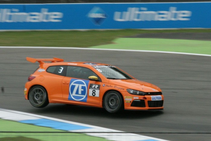 Ezért menj ki a magyar DTM-futamra! 8 Átrepültek a rázókövön. A VW Scirocco R-Cup különlegessége, hogy gázzal (CNG) mennek a versenyautók. Ez a betétfutam nem lesz a Hungaroringen, viszont lesz helyette Maserati Trofeo. Csöppet sem bánjuk.