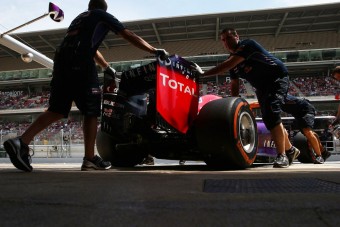 F1: Vettel unja, hogy mindig ez van