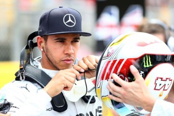 F1: Hamilton maga alatt vágja a fát?
