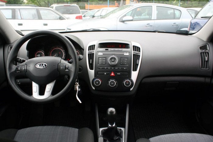 Használt Kia Cee’d – Mire megyünk a garanciával? 10 | Vezess Csak a kormányon látszik az intenzív használat. Az utastér jó minőségű