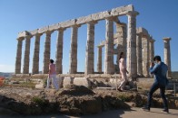 Közelebbről Poszeidón temploma a Szunion fokon. Két és félezer éves oszlopsorok, a turisták kedvelt célpontja