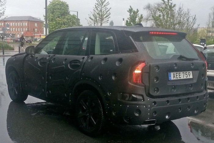 Lefékez az út végén az új Volvo 3