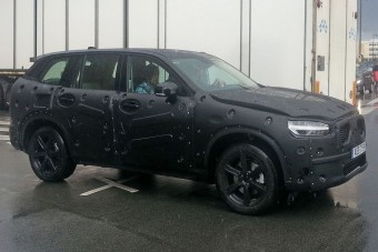 Lefékez az út végén az új Volvo