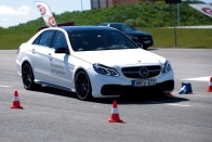 Mercedes-Benz E 63 AMG S Modell 4Matic: egy törzsökös spanyol nemesnek is becsületére válna ez a kackiás név. A 4x4-es E 63 AMG-nek elég 3,7 másodperc, hogy nulláról százra felérve lenyűgözze az embert. A 37:63 arányú erőeloszlással tud mit kezdeni a motor bőszült erejével, ami az M5-nek két hajtott kerékkel nem sikerült. A tökéletes sportlimuzin listaára 33 834 020 Ft, de fenomenális hangja és ereje minden egyes forintot megér