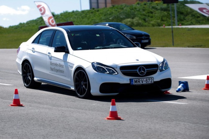 Vezettük: magyar autó, 360 lóerővel 12 Mercedes-Benz E 63 AMG S Modell 4Matic: egy törzsökös spanyol nemesnek is becsületére válna ez a kackiás név. A 4x4-es E 63 AMG-nek elég 3,7 másodperc, hogy nulláról százra felérve lenyűgözze az embert. A 37:63 arányú erőeloszlással tud mit kezdeni a motor bőszült erejével, ami az M5-nek két hajtott kerékkel nem sikerült. A tökéletes sportlimuzin listaára 33 834 020 Ft, de fenomenális hangja és ereje minden egyes forintot megér