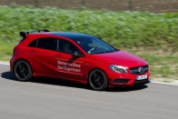 Egyforma az A45 AMG és a CLA 45 AMG technikája. Az ötajtós egy nagyon belevaló über-GTI