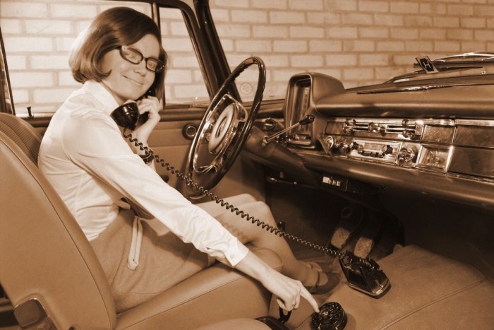 Így mobilozhatsz vezetés közben! 9 | Vezess Különösen jó helyre került a tárcsa ebbena Merciben anno a figyelem úton tartásának segítéséhez