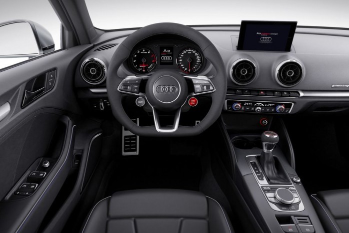 Még idén jöhet a brutális Audi RS3 szedán 7 | Vezess Az utastérben elöl Recaro sportülésekkel, fekete Alcantarával és csiszolt fémfelületekkel találkozunk.