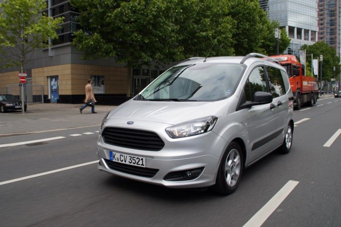 A személyautó-változat is csak egy pár üveggel átlátható, hátul maradt a lemez