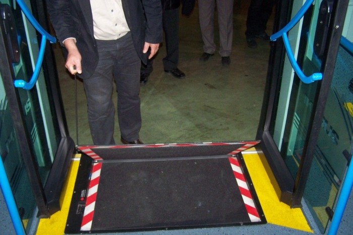 A kihúzható kis kar használaton kívül teljesen eltüntethető a rámpában, így az utasokat sem zavarja 