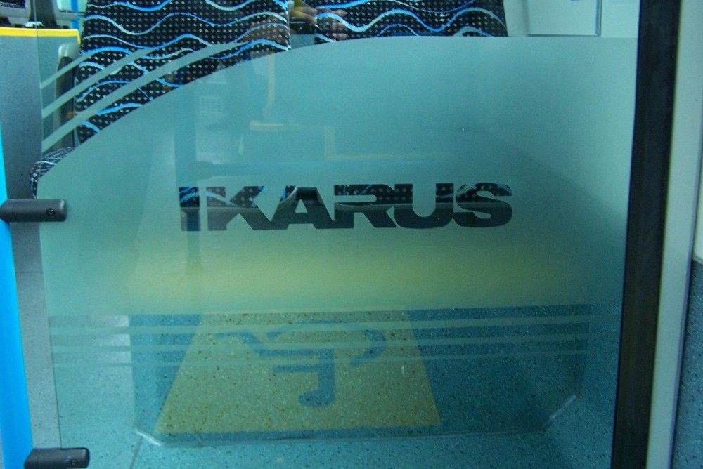 A térelválasztó üvegeken található Ikarus-feliratok segítik beazonosíthatóvá tenni a magyar buszgyártás új büszkeségét