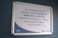 Egy tábla emlékezik meg arról, hogy a BKV új fejezetet nyitott a hazai autóbuszgyártás történetében