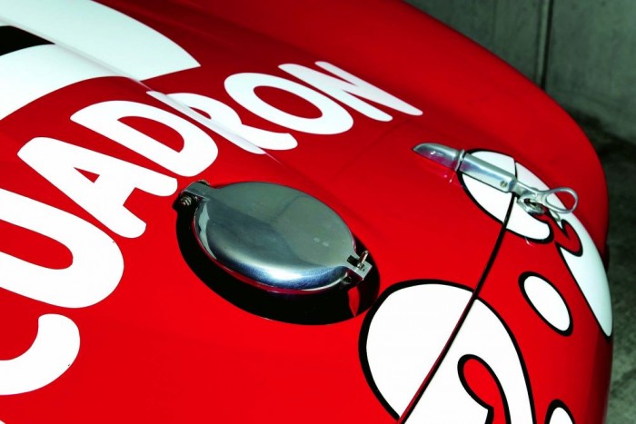 180 literes tankba vezet a cső a villámzáras sapkán és csomagfedélen keresztül