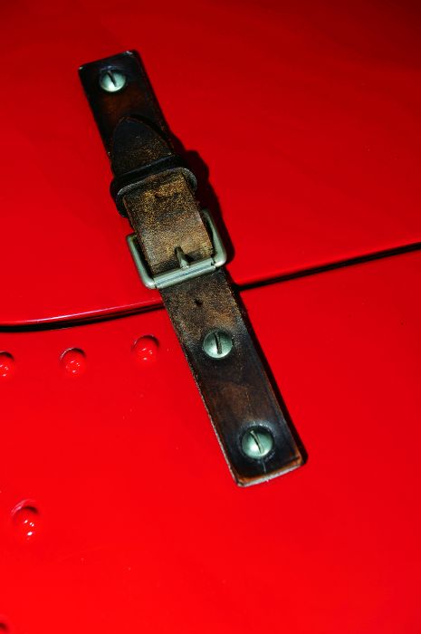 A motorháztetőt bőrszíj tartja a helyén, az utasok testét azonban nem rögzíti öv