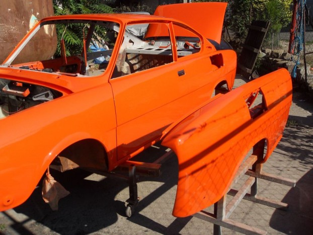 Egy gyönyörű Škoda feltámadása 13 Lakatolás, fényezés után már az összeépítést várja a Skoda 110R, ami újjászületésével a Skoda Oldtimer Klub világra jöttét is nagyban segítette.