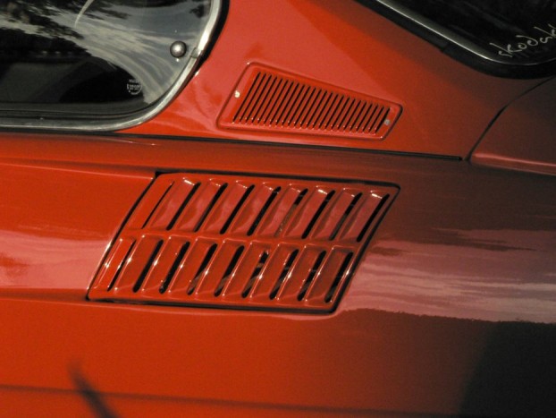 Egy gyönyörű Škoda feltámadása 3 2004. A vásárlás éve. A pillanat, amikor egyszerű autósból jó értelemben vett megszállott, veterános lett a Skoda 110R friss tulajdonosa.
Akkor még egy üres, fényezett karosszériát vettem, meg egy egész pincényi alkatrészt vettem, de az előző tulajdonossal, úgy állapodtunk meg, hogy a vételárba beleértendő az is, hogy együtt összerakjuk az autót és én friss műszaki vizsgával, a nevemre írva, lábon hozom haza az autót.
Hatheti kemény munka (pénteken munkából mentem le Mezőkeresztesre szerelni és vasárnap délután jöttem haza) után, 2004. július 2-án, éjfél körül indultam haza az autóval.