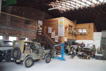 Használttank-kereskedés az út szélén