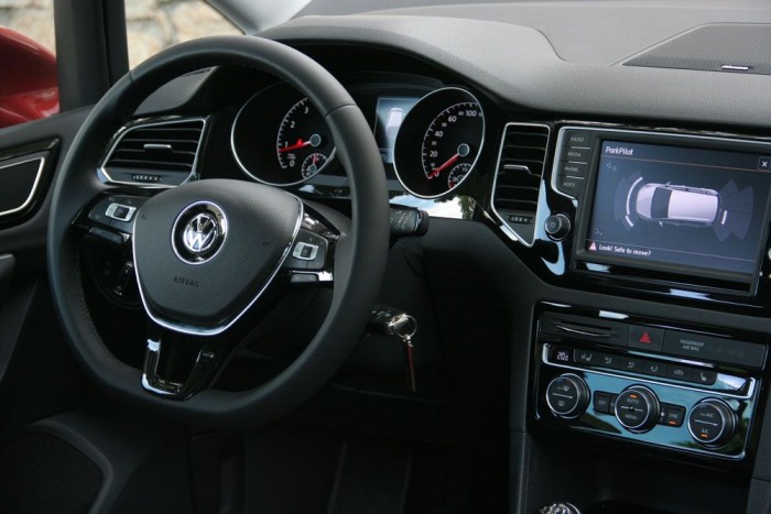 Vezettük az új családi Golfot 8 | Vezess A minőségérzet továbbra is kiváló, a felhasznált anyagok igényesek
