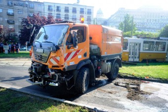 A nap képe: villamos ütközött az úttisztítóval