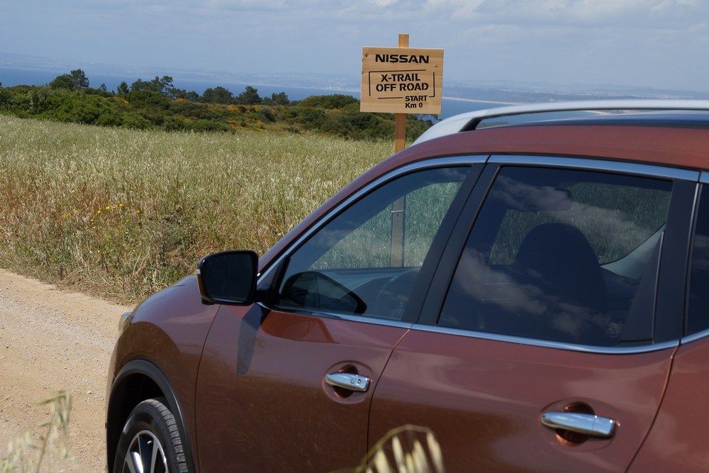 Az off-road teszt egy makadámutat jelentett; komolytalan az X-Trail 21 centis hasmagasságának, fixre zárható központi osztóműves összkerékhajtásának